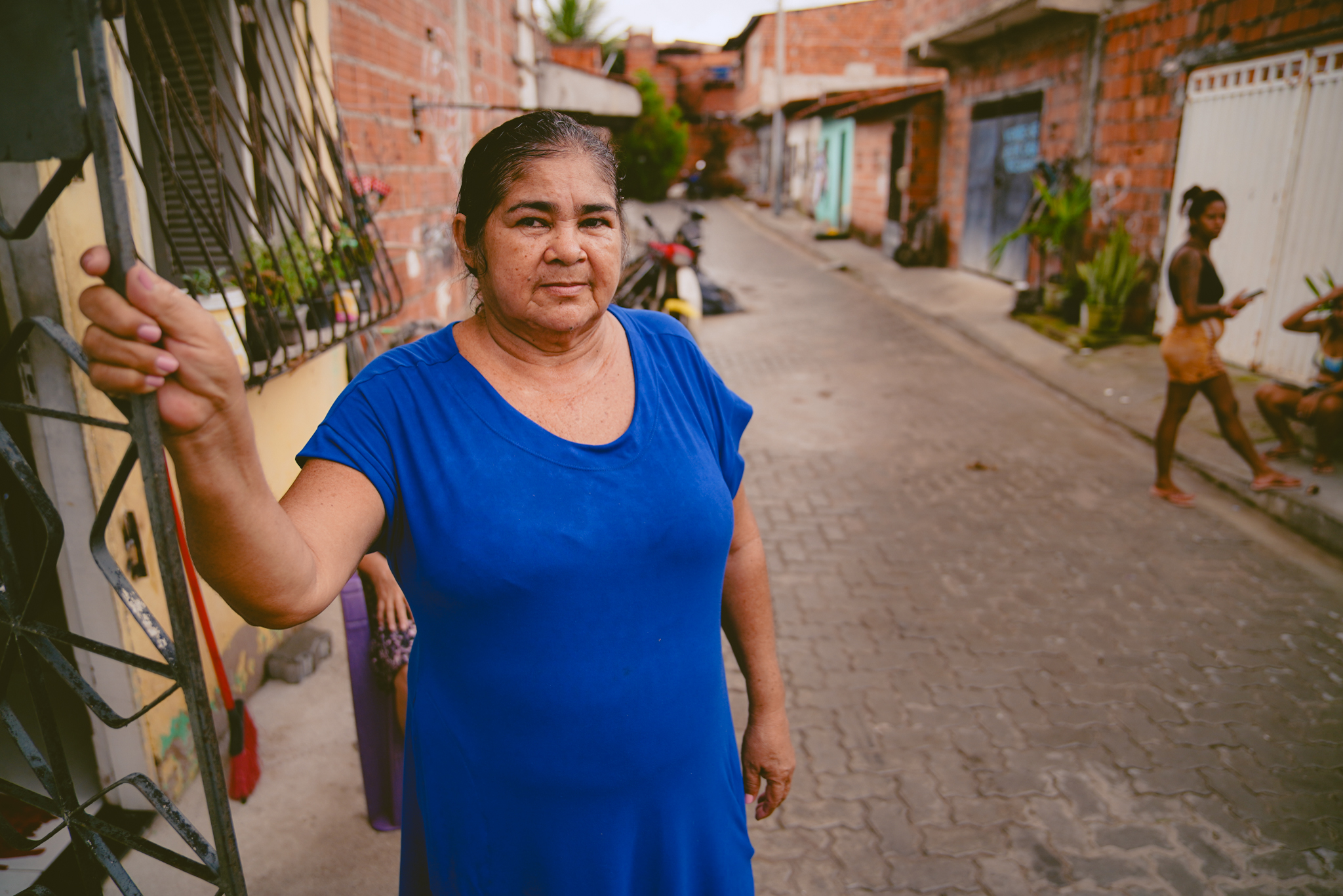 Raimunda dos Anjos na porta da sua casa